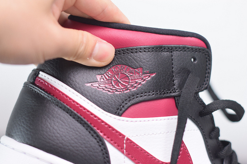 air jordan 1 mid resembles the “bred toe” 554724-066
