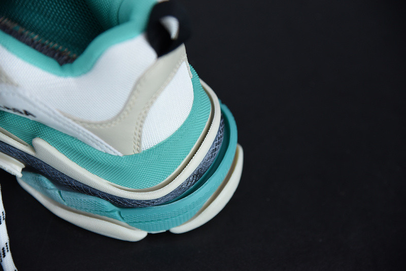 bc triple s trainer white 524039 w09oh 3005