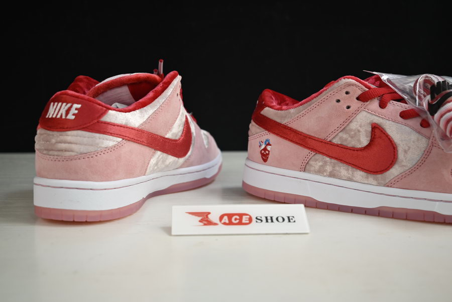 strangelove x nike sb dunk low “valentine’s day” ct2552-800