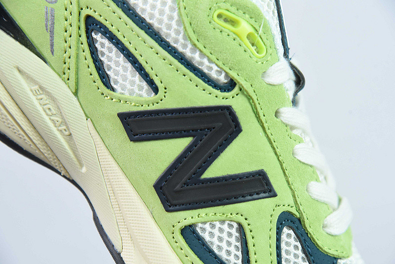 NEW BALANCE SNEAKER