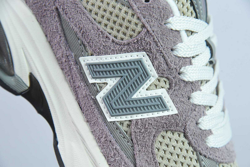 NEW BALANCE SNEAKER