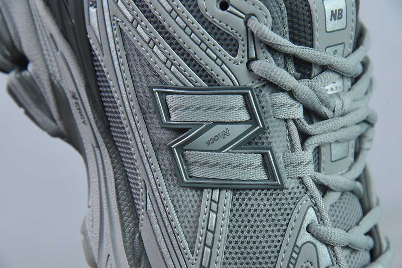 NEW BALANCE SNEAKER