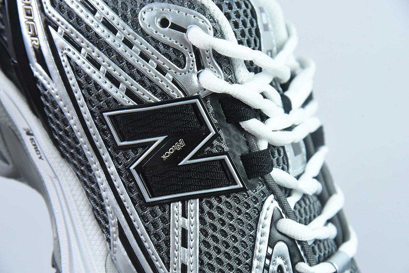 NEW BALANCE SNEAKER