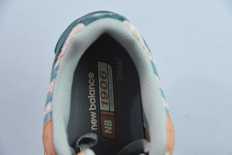 NEW BALANCE SNEAKER