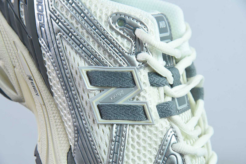 NEW BALANCE SNEAKER