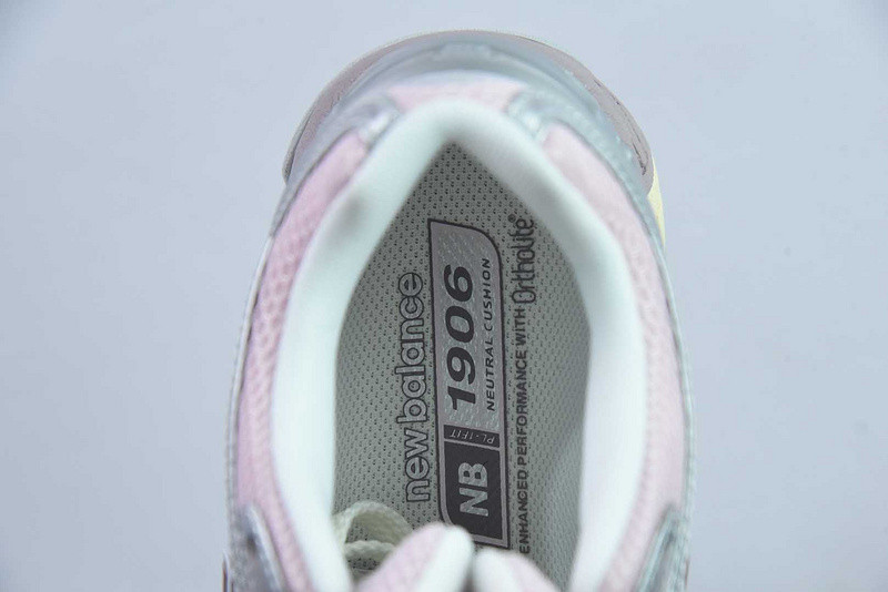 NEW BALANCE SNEAKER