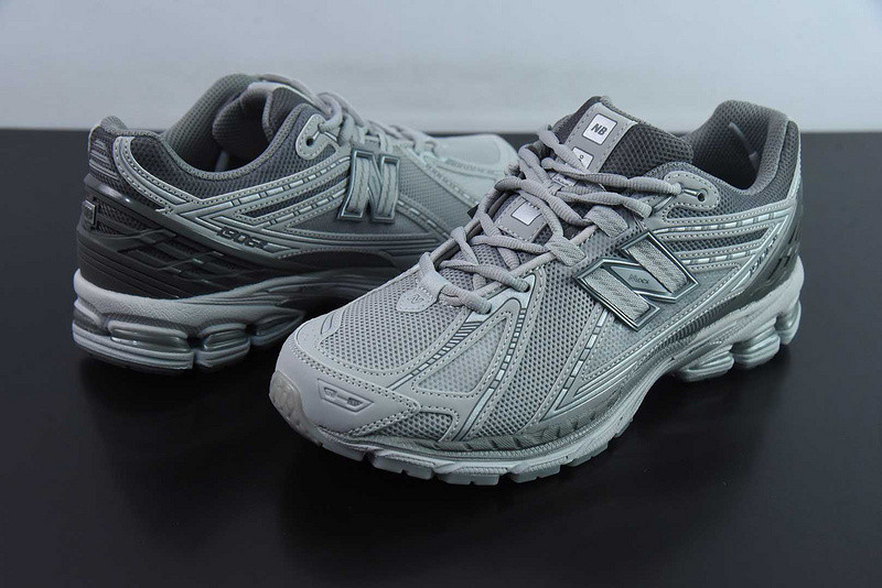 NEW BALANCE SNEAKER