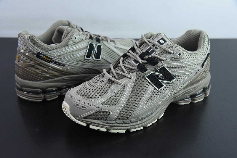 NEW BALANCE SNEAKER