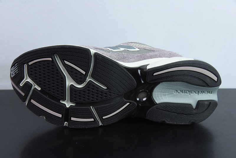 NEW BALANCE SNEAKER