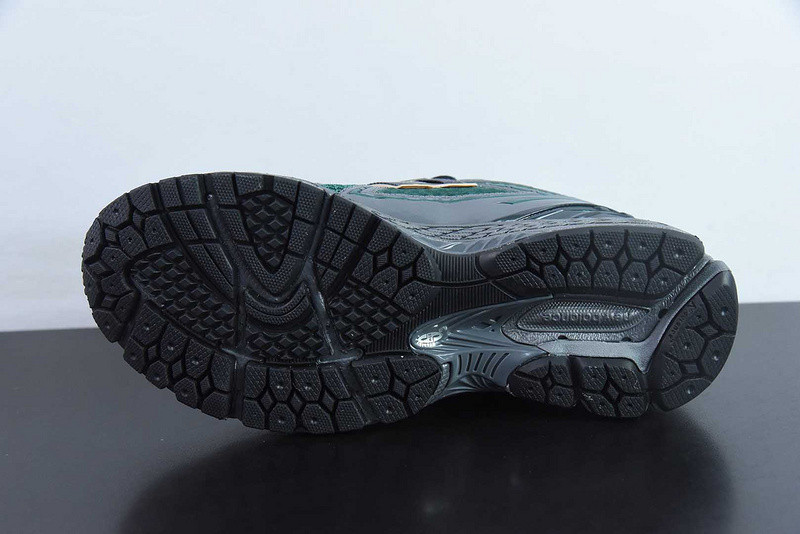 NEW BALANCE SNEAKER