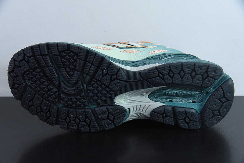 NEW BALANCE SNEAKER
