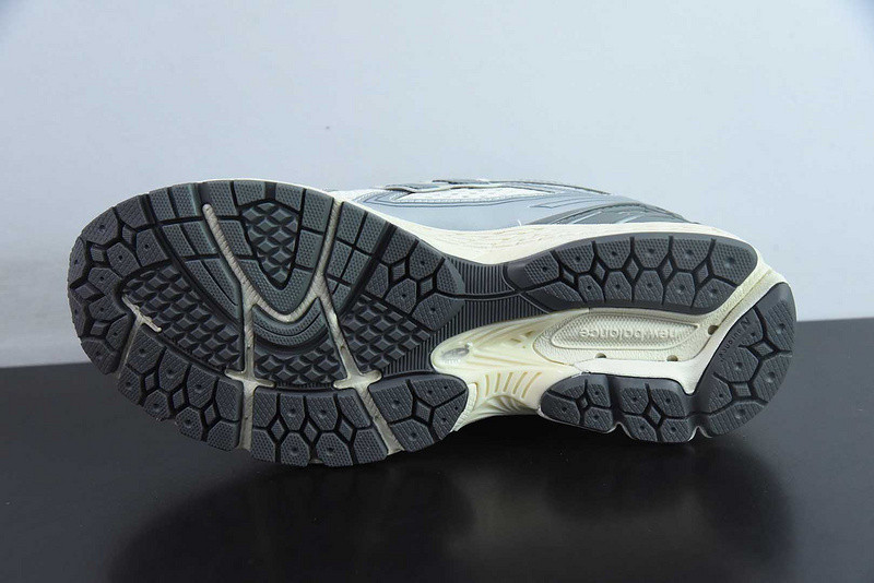 NEW BALANCE SNEAKER