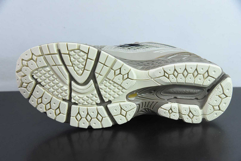 NEW BALANCE SNEAKER