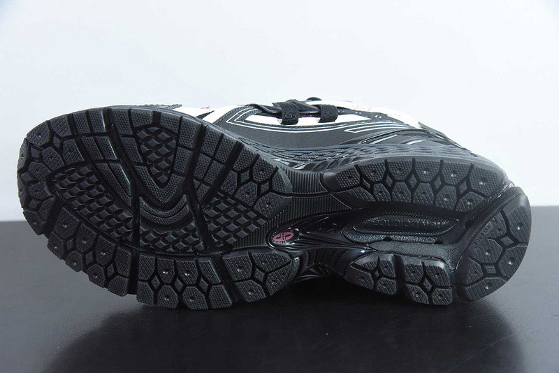NEW BALANCE SNEAKER