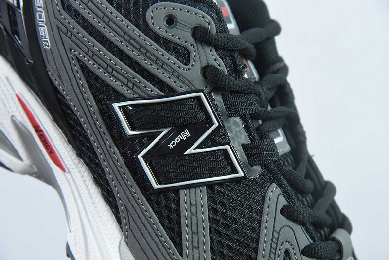 NEW BALANCE SNEAKER