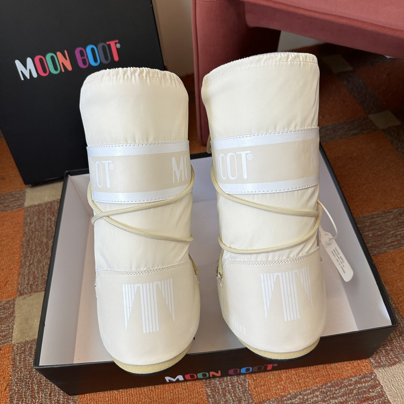 mOON bOOT