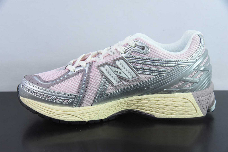 NEW BALANCE SNEAKER