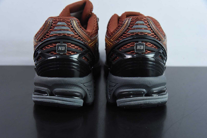 NEW BALANCE SNEAKER