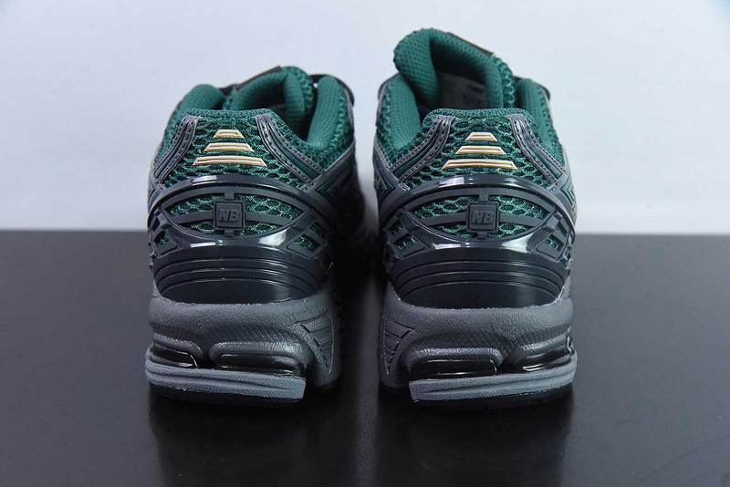 NEW BALANCE SNEAKER