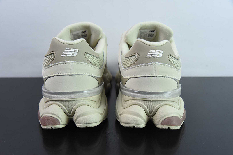 NEW BALANCE SNEAKER