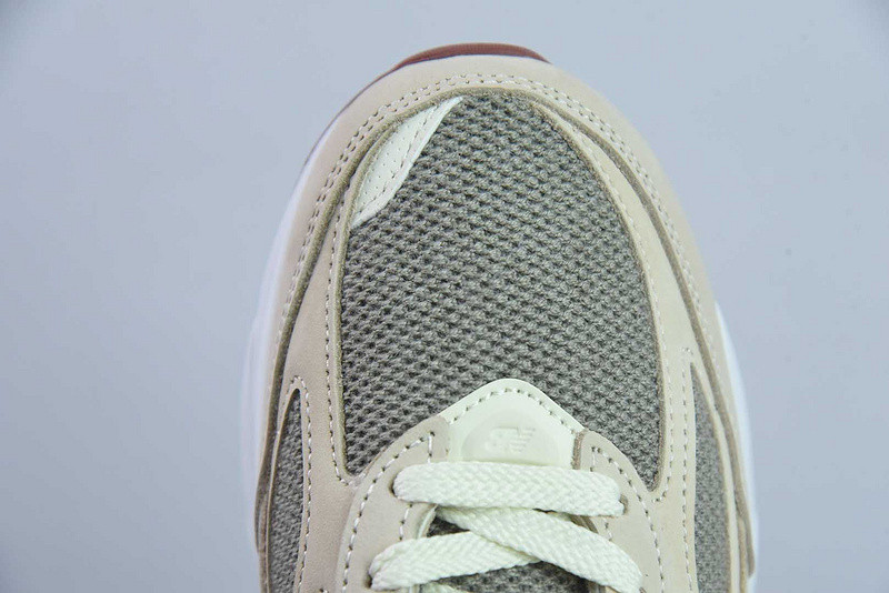 NEW BALANCE SNEAKER