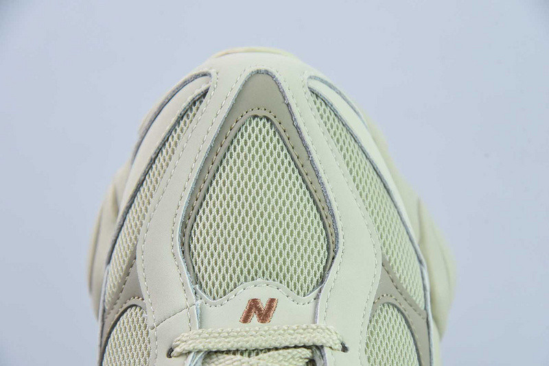 NEW BALANCE SNEAKER