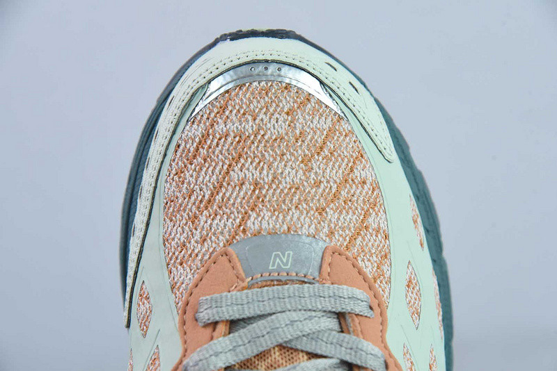 NEW BALANCE SNEAKER