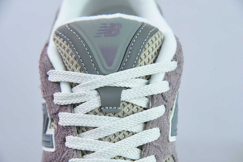 NEW BALANCE SNEAKER