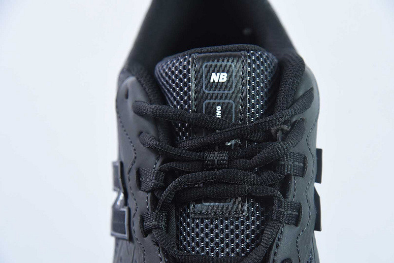 NEW BALANCE SNEAKER