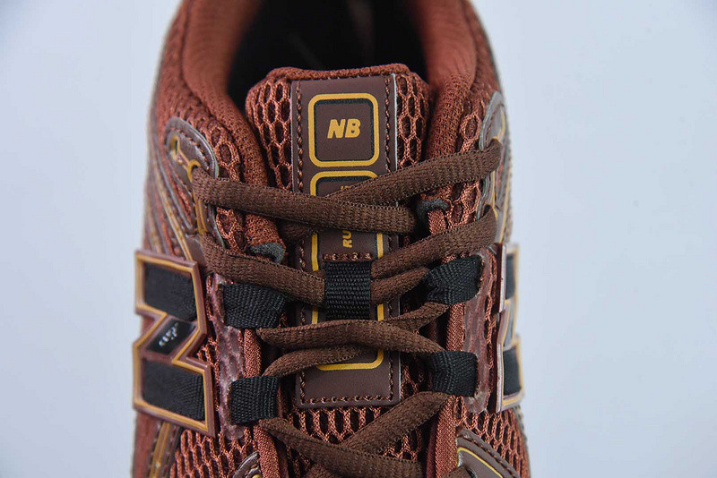 NEW BALANCE SNEAKER