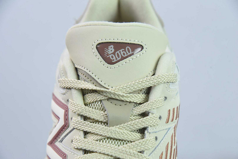 NEW BALANCE SNEAKER