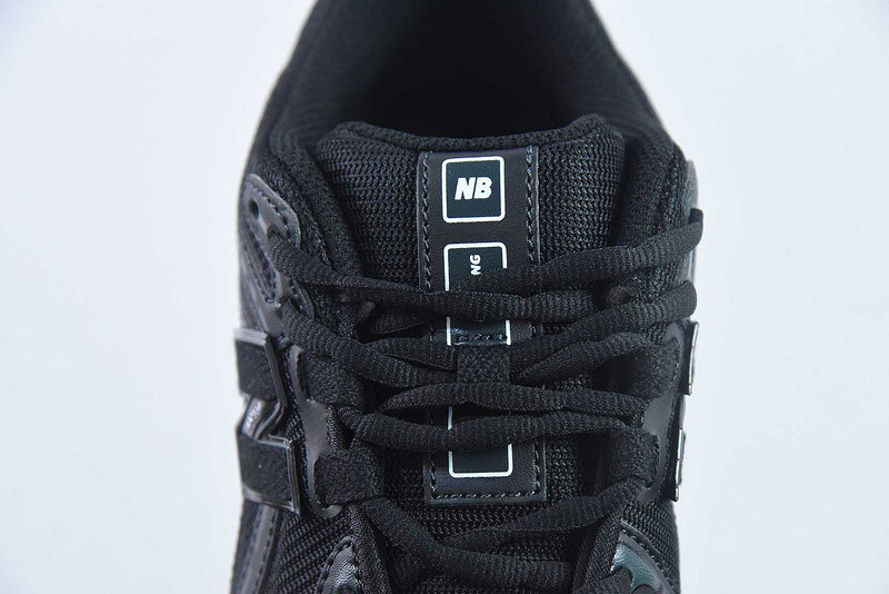 NEW BALANCE SNEAKER
