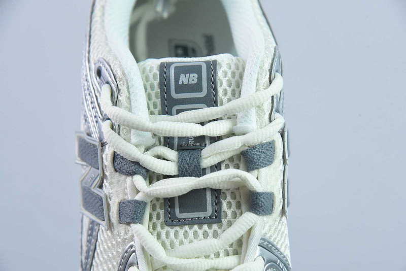 NEW BALANCE SNEAKER