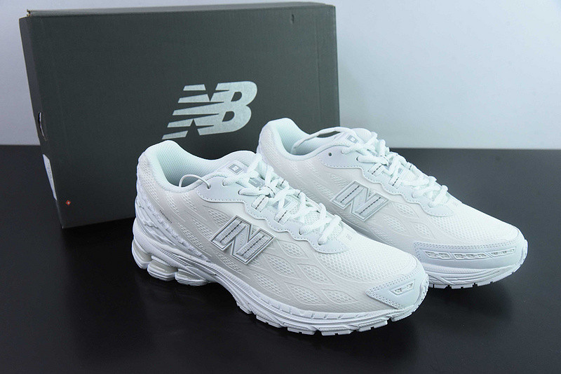 NEW BALANCE SNEAKER