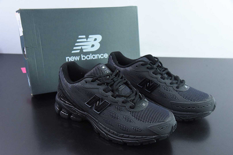 NEW BALANCE SNEAKER
