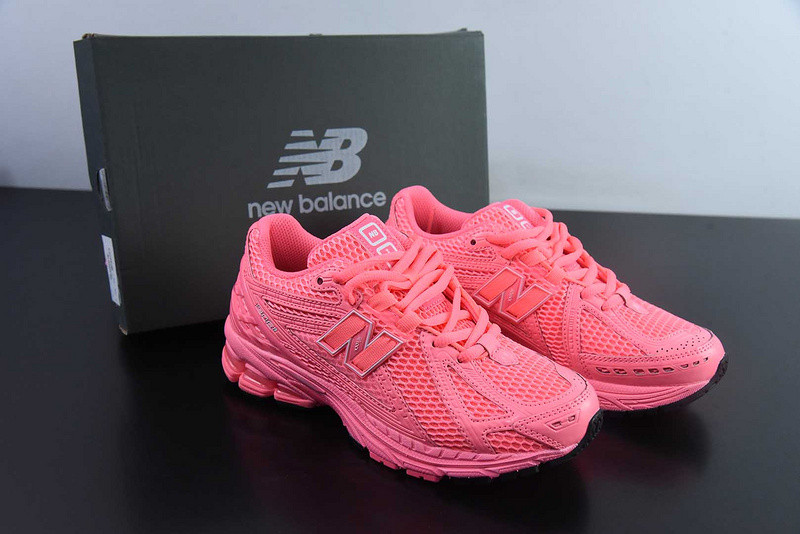 NEW BALANCE SNEAKER