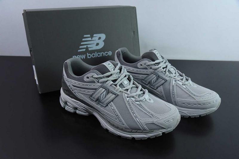 NEW BALANCE SNEAKER
