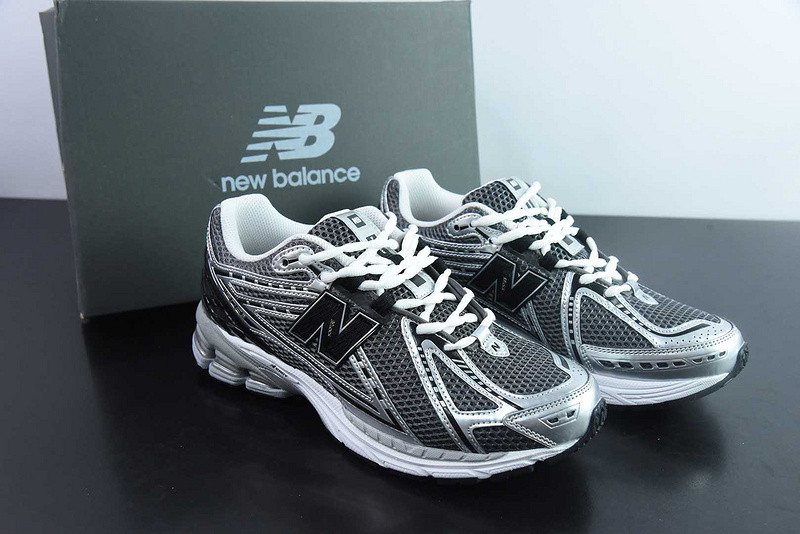 NEW BALANCE SNEAKER