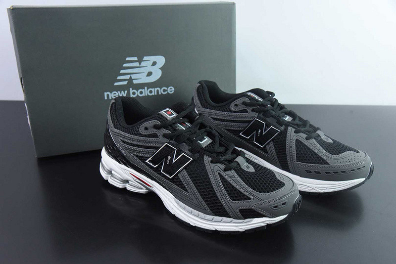 NEW BALANCE SNEAKER